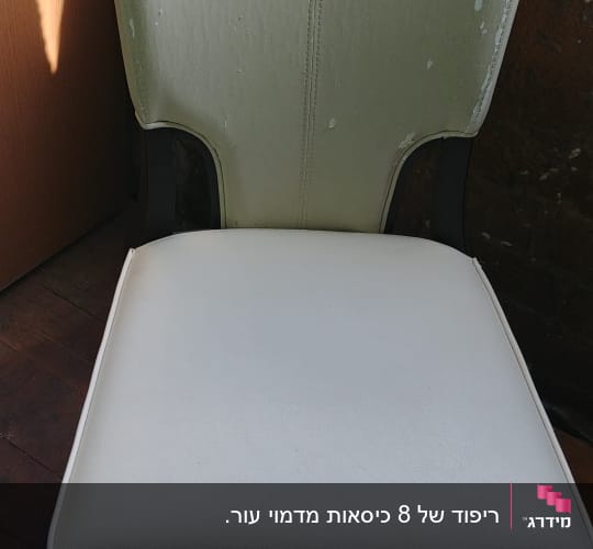 כיסא עם ריפוד מתקלף על משענת הגב